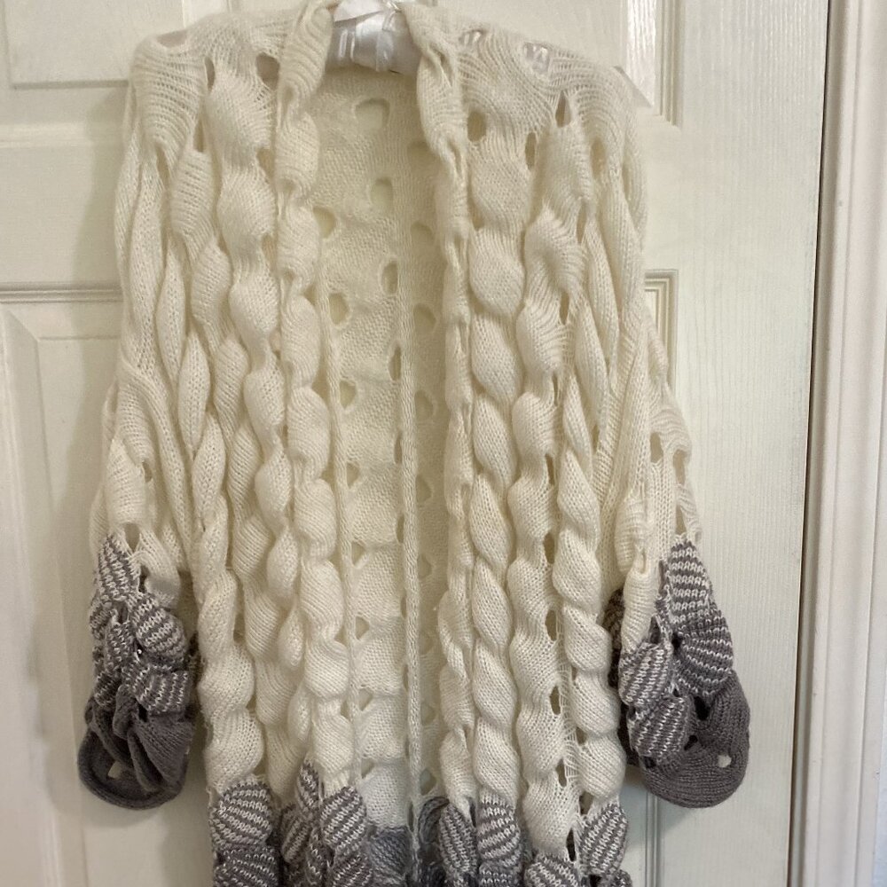 Beautiful Two-Toned Sweater Ivory and Grey